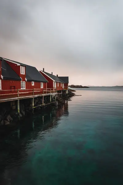 Mortsund Vestvagoya Adası 'ndaki kırmızı kulübe Nordland Norveç' teki Leknes Lofoten Adaları