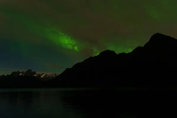 Geceleri, dünyanın dört bir yanından gelen Kuzey Işıkları avcıları ve fotoğrafçılar için rüya gibi bir yer. Çünkü Norveç 'in kuzey ışıklarını görmek için en güzel yerdir..