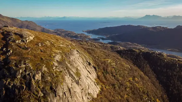 Norveç 'teki okyanusun yansımasıyla Trol Ormanı' nın girişinin manzarası.