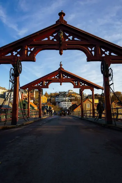 Old Town Köprüsü veya Gamle Bybro ve Bakklandet Trondheim, Norveç 'te alacakaranlıkta