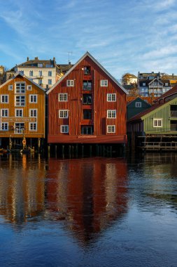 Norveç, Trondheim Kanalı 'nın renkli ahşap binalarının güzel manzarası.