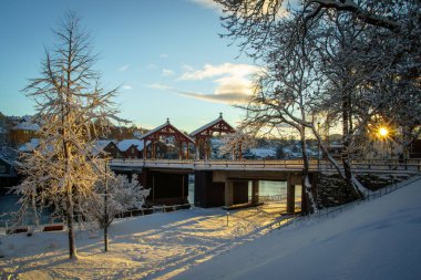 Trondheim, Sor-Trondelag - Norveç: Eski Baklandet kasabasını şehir merkezine bağlayan Gamle Bybro adlı eski köprü. Norveç 'te Trondheim, güzel kış manzarası.