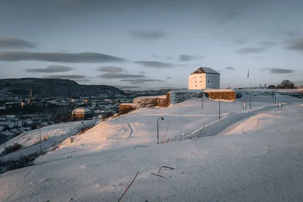 Kristiansten Festning eski kale Trondheim, Norveç'te tepelerde. Baklandet alan ve kale görüntüleyin. Güzel kış manzarası.