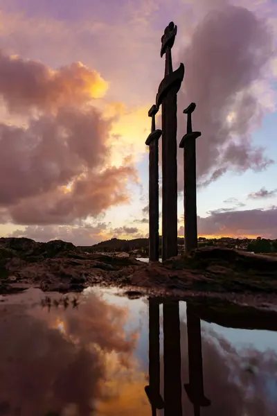 Hafrsfjord Norveç 'teki Kaya Anıtı' nda Kılıç Viking Stavanger Sverd I fjell Rogaland Norge Norsk Tarihsel cazibesi Kuzey turist seyahati