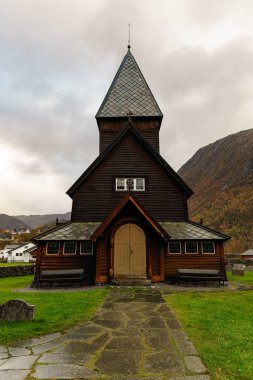 Stavkirke Roldal, Hordaland, Norveç - Mezarlığı ve taş mezarları olan eski ahşap kilise.