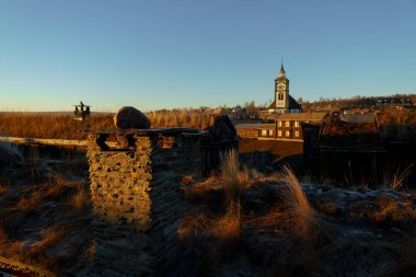 Günbatımı ışınları Roros 'un büyüleyici manzarasını aydınlatıyor. Kasabaların tarihi kiliselerini ve ahşap mimarisini barındırıyor. Kültürel mirasının bir kanıtı.
