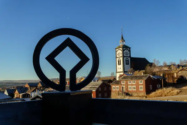 Madencilik kasabası Roros, bakır madenciliğiyle ün yapmış bir dağ kasabası anlamına gelen Bergstaden olarak da bilinir. Norveç 'in tarihsel olarak belirlenmiş iki şehrinden biridir.