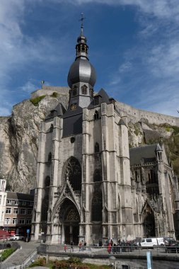 Meuse nehri üzerindeki Dinant kasabası, Dinant Kalesi ve Notre Dame de Dinant Kolej Kilisesi manzarası. Belçika 'nın Namur ili, Blegium