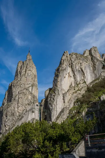 Kırsal yol geçişi etkileyici Bayard Rock, Meuse Nehri boyunca Dinant kasabasına doğru gidiyor, düşük perspektiften, güneşli bir yaz günü Namur, Wallonia, Belçika 'da mavi gökyüzü ile görülüyor..