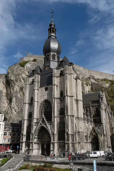 Meuse nehri üzerindeki Dinant kasabası, Dinant Kalesi ve Notre Dame de Dinant Kolej Kilisesi manzarası. Belçika 'nın Namur ili, Blegium