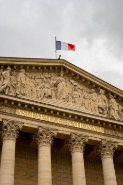 Paris, Fransa, Meclise ağır bulutlar çöktü. Beşinci Cumhuriyet 'in altındaki Fransız Parlamentosu' nun alt meclisi Palais Bourbon 'da yer alıyordu.