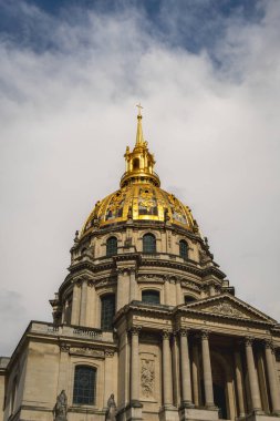 Les Invalides ikonik kubbesi, Napolyon 'un mezarını barındırıyor, zarafet ve ihtişam saçıyor, Paris tarihinin ve zenginliğinin bir sembolü olan ışıltılı altın ayrıntılarıyla.