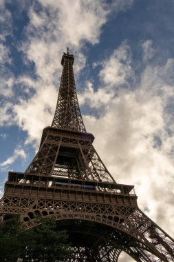 Paris Eyfel Kulesi ve Paris, Fransa için gün batımında Seine Nehri. Eyfel Kulesi Paris en ikonik yerlerinden biridir