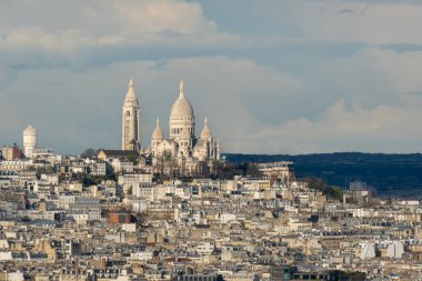 Montmartre 'ın Kutsal Yüreği Paris, Fransa' daki Montmartre tepesinin tepesinde yer almaktadır.