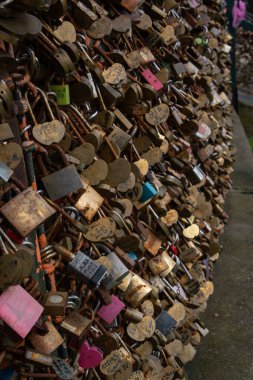 Paris, Fransa - Aşk kilidi ya da asma kilit, bu çiftler aşklarını sembolize etmek için kilitlenirler, Montmartre, Paris, Fransa 'nın Kutsal Yürek Bazilikası' nın merdivenleri boyunca