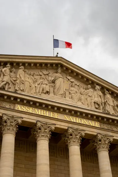 Paris, Fransa, Meclise ağır bulutlar çöktü. Beşinci Cumhuriyet 'in altındaki Fransız Parlamentosu' nun alt meclisi Palais Bourbon 'da yer alıyordu.