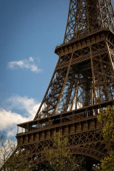 Paris Eyfel Kulesi ve Paris, Fransa için gün batımında Seine Nehri. Eyfel Kulesi Paris en ikonik yerlerinden biridir