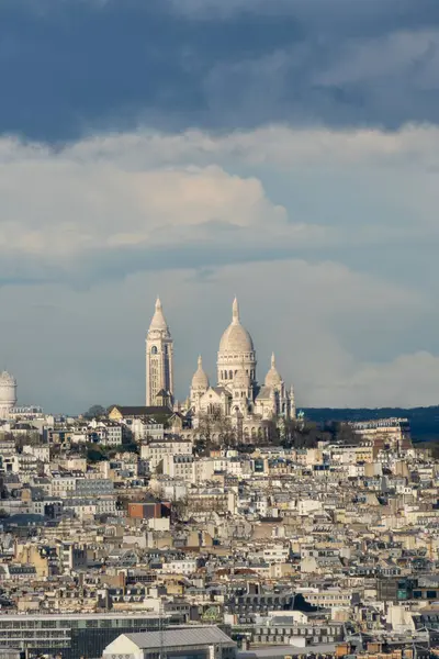 Montmartre 'ın Kutsal Yüreği Paris, Fransa' daki Montmartre tepesinin tepesinde yer almaktadır.