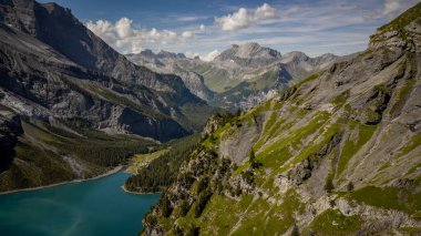 Uçan İHA 'nın görüntüsü. Eşsiz Oeschinensee Gölü 'nün cezbedici sonbahar manzarası. İsviçre Alpleri 'nin arka planında Bluemlisalp Dağı, İsviçre ve Avrupa' nın inanılmaz sabah manzarası.