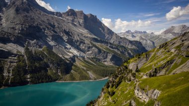 Uçan İHA 'nın görüntüsü. Eşsiz Oeschinensee Gölü 'nün cezbedici sonbahar manzarası. İsviçre Alpleri 'nin arka planında Bluemlisalp Dağı, İsviçre ve Avrupa' nın inanılmaz sabah manzarası.