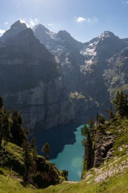 Güneşli bir yaz gününde Bluemlisalp dağıyla ünlü Oeschinensee. Oeschinensee gölü manzarası. İsviçre Alpleri, Kandersteg. İnanılmaz turnuva Oeschinnensee şelaleleri, İsviçre.