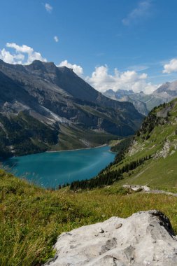 Güneşli bir yaz gününde Bluemlisalp dağıyla ünlü Oeschinensee. Oeschinensee gölü manzarası. İsviçre Alpleri, Kandersteg. İnanılmaz turnuva Oeschinnensee şelaleleri, İsviçre.
