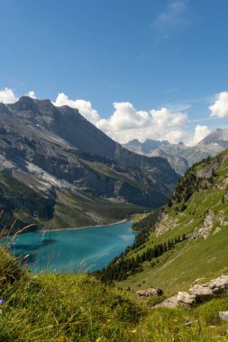 Güneşli bir yaz gününde Bluemlisalp dağıyla ünlü Oeschinensee. Oeschinensee gölü manzarası. İsviçre Alpleri, Kandersteg. İnanılmaz turnuva Oeschinnensee şelaleleri, İsviçre.