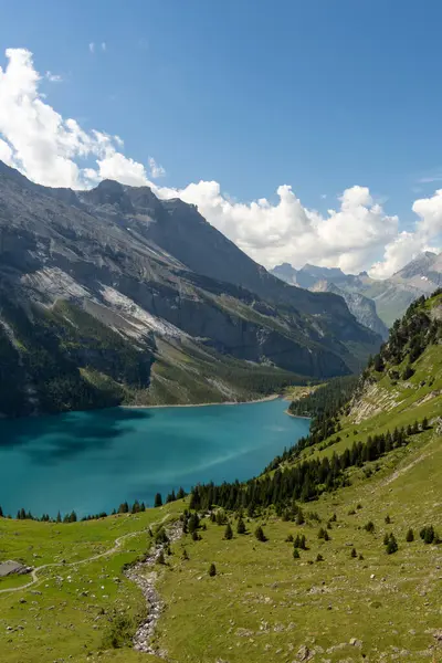 Güneşli bir yaz gününde Bluemlisalp dağıyla ünlü Oeschinensee. Oeschinensee gölü manzarası. İsviçre Alpleri, Kandersteg. İnanılmaz turnuva Oeschinnensee şelaleleri, İsviçre.