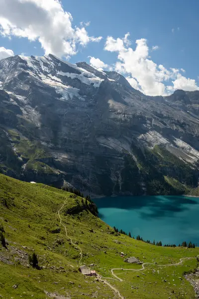 Güneşli bir yaz gününde Bluemlisalp dağıyla ünlü Oeschinensee. Oeschinensee gölü manzarası. İsviçre Alpleri, Kandersteg. İnanılmaz turnuva Oeschinnensee şelaleleri, İsviçre.