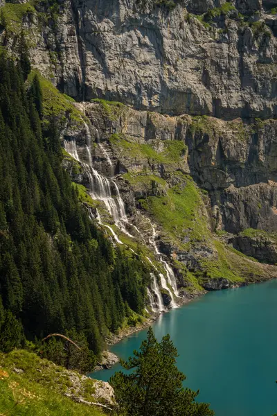 Oeschinensee Gölü yakınlarında şelalesi olan muhteşem bir yaz manzarası. İsviçre Alpleri, İsviçre, Kandersteg bölgesi, Avrupa. Duvar kâğıdı. Egzotik bir yer. Toprağın güzelliğini keşfedin.