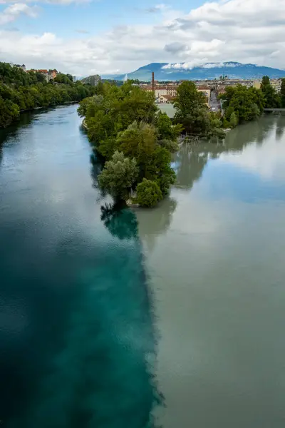 Cenevre, İsviçre, Avrupa - Jonction - Rhone 'nin solunda ve Arve' nin sağında iki nehrin olduğu ve buradan bir nehrin aktığı yer - Rhone 'un aktığı, her iki nehrin de farklı renkte olduğu yer.