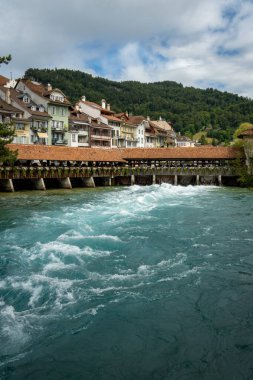 Thun 'daki Aare nehir köprüleri şehrin üzerinde