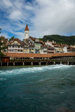 Thun 'daki Aare nehir köprüleri şehrin üzerinde