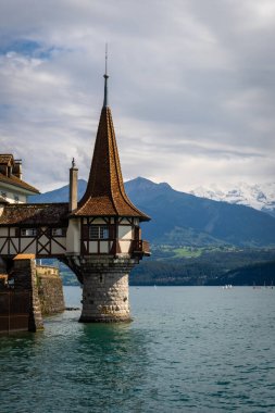 İsviçre, İsviçre 'deki Thunersee Gölü' ndeki Oberhofen Kalesi. Schloss Oberhofen, İsviçre 'nin Bern Kantonu' ndaki Thun Thunersee Gölü 'nde. İsviçre Thun Gölü 'ndeki Oberhofen Kalesi.
