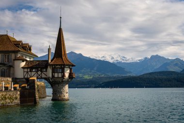 İsviçre, İsviçre 'deki Thunersee Gölü' ndeki Oberhofen Kalesi. Schloss Oberhofen, İsviçre 'nin Bern Kantonu' ndaki Thun Thunersee Gölü 'nde. İsviçre Thun Gölü 'ndeki Oberhofen Kalesi.