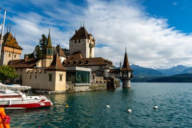 İsviçre, İsviçre 'deki Thunersee Gölü' ndeki Oberhofen Kalesi. Schloss Oberhofen, İsviçre 'nin Bern Kantonu' ndaki Thun Thunersee Gölü 'nde. İsviçre Thun Gölü 'ndeki Oberhofen Kalesi.