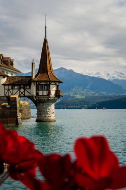 İsviçre, İsviçre 'deki Thunersee Gölü' ndeki Oberhofen Kalesi. Schloss Oberhofen, İsviçre 'nin Bern Kantonu' ndaki Thun Thunersee Gölü 'nde. İsviçre Thun Gölü 'ndeki Oberhofen Kalesi.