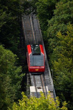 Harder Kulm 'a giden ve Interlaken' e bakan füniküler teleferik ve göl manzarası..