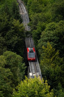 Harder Kulm 'a giden ve Interlaken' e bakan füniküler teleferik ve göl manzarası..