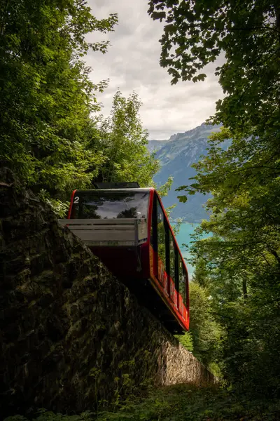 Interlaken, İsviçre - Interlaken, Harder Kulm, İsviçre 'de teleferiğin başlatılması.