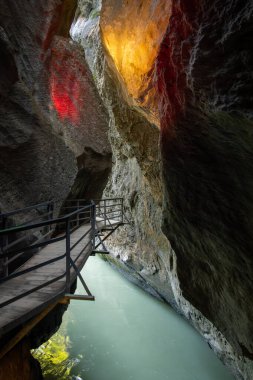 İsviçre 'de Meiringen, Canton Bern yakınlarındaki Hasli Vadisi' ndeki Aare Vadisi 'nin göz kamaştırıcı manzarası. Aare Gorge Aareschlucht, Berner Oberland 'da popüler bir turizm merkezi.