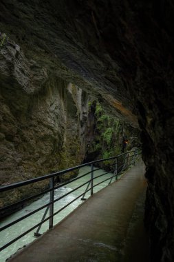 İsviçre 'de Meiringen, Canton Bern yakınlarındaki Hasli Vadisi' ndeki Aare Vadisi 'nin göz kamaştırıcı manzarası. Aare Gorge Aareschlucht, Berner Oberland 'da popüler bir turizm merkezi.