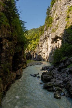 İsviçre 'de Meiringen, Canton Bern yakınlarındaki Hasli Vadisi' ndeki Aare Vadisi 'nin göz kamaştırıcı manzarası. Aare Gorge Aareschlucht, Berner Oberland 'da popüler bir turizm merkezi.