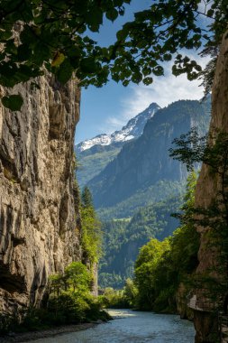İsviçre 'de Meiringen, Canton Bern yakınlarındaki Hasli Vadisi' ndeki Aare Vadisi 'nin göz kamaştırıcı manzarası. Aare Gorge Aareschlucht, Berner Oberland 'da popüler bir turizm merkezi.
