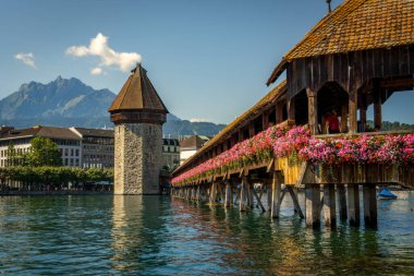 Chapel Köprüsü Lucerne tarihi şehir merkezinde yer almaktadır ve İsviçre 'nin en ünlü turistik merkezidir..