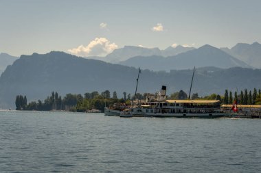 THUN. İsviçre, Thun Gölü 'nde seyreden Bluemlisalp buharlı gemi.