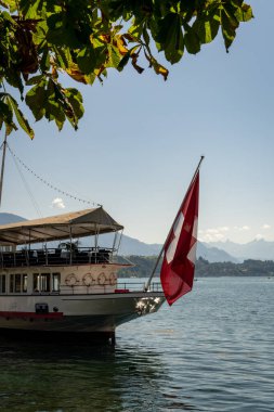 THUN. İsviçre, Thun Gölü 'nde seyreden Bluemlisalp buharlı gemi.