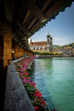 İsviçre, Lucerne 'deki Chapel Köprüsü veya Kapellbrucke. Dekoratif çiçekler ve Lucerne şehrinin manzarasıyla çekilmiş. Lucerne, İsviçre
