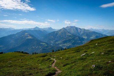 İsviçre 'de alp morasında güzel bir yürüyüş buzulun oluşturduğu doğal havuzlar, Bargis, Trin' den yürüyüş.