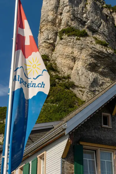 Berggasthaus Staubern, Alpstein, İsviçre bayrağıyla. Yüksek kalite fotoğraf